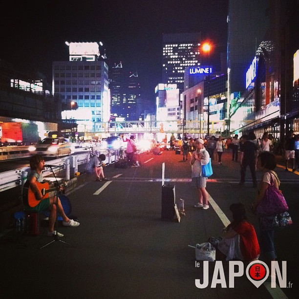 Ça rock Shinjuku le vendredi soir ! Un groupe tous les 30m…