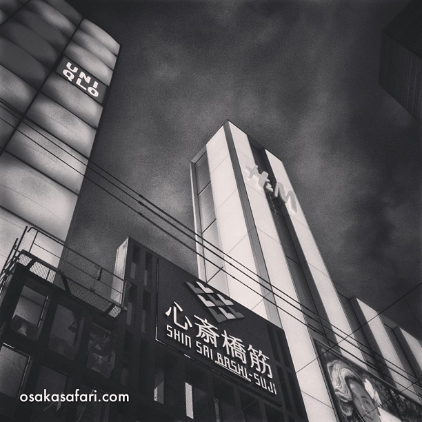 Shinsaibashi, un samedi soir monochrome