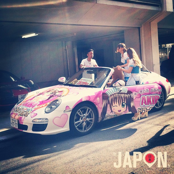Promotion d’un nouveau 100¥ Shop / Drugstore / Maid Café à Akihabara, avec Porsche et Ferrari customisées Itasha et jolies filles… Qui a dit Yakuza ? ;)