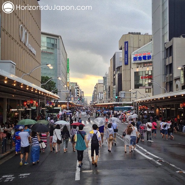 Les gens se dirigent vers le cœur de la Gion Matsuri