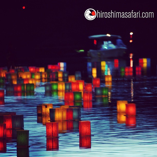 Les lanternes flottent le long du fleuve Motoyasu en mémoire des victimes de la bombe atomique.