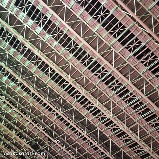 L’immense voûte de la gare JR d’Osaka