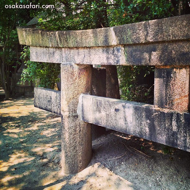 Le Torii enfoui du sanctuaire  Inari de Tamatsukuri