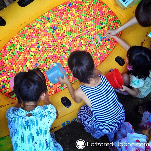 Les enfants à la fête pendant les Matsuri d’été