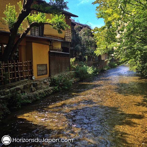 Vue sur la rivière Shirakawa à Kyoto