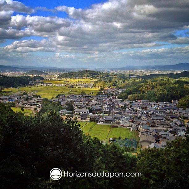 Vue sur les terres d’un pays nommé Yamato