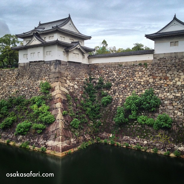Bâtiments annexes au dessus des douves du château d’Osaka