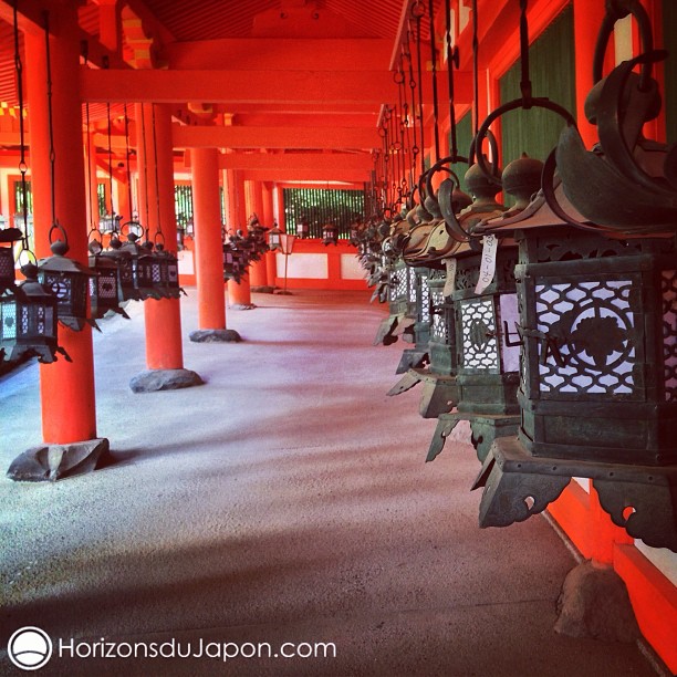 Dans le sanctuaire Kasuga à Nara