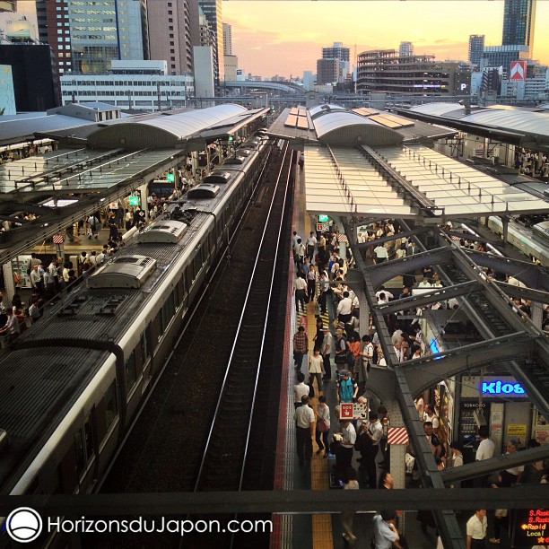 Les trains arrivent en gare d’Osaka