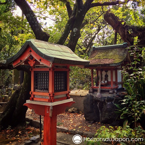 J’aime beaucoup ces petites touches shintô qui agrémentent les temples bouddhistes