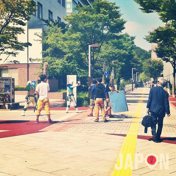 À Yokohama on voit souvent des tournages de séries de Sentaï comme là :