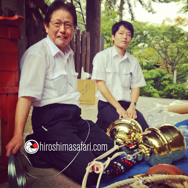 De nouveaux grelots offerts au temple Dashoi-in sur Miyajima sont installés à l’entrée.