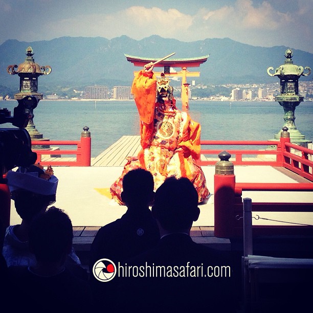 Danse Bugaku sur le sanctuaire d’Itsukushima. Il y a pire pour commencer une journée.