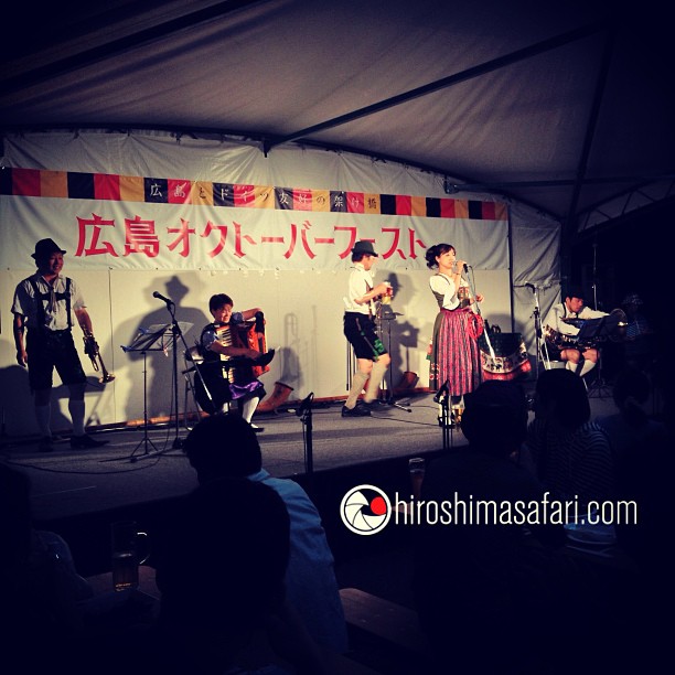Des japonais en costumes bavarois : Oktober Fest Hiroshima