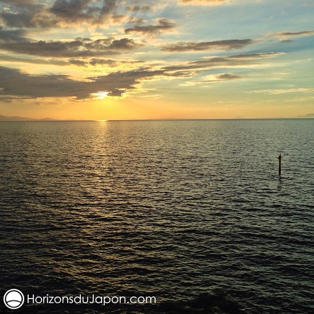 Le soleil de couche dans la mer intérieure du Japon