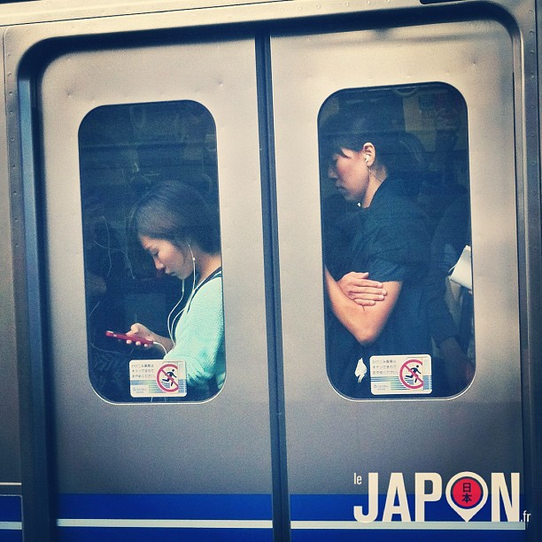 J’adore quand 2 trains circulent côte à côte. On peut voir L’utilisation des mobiles ;)