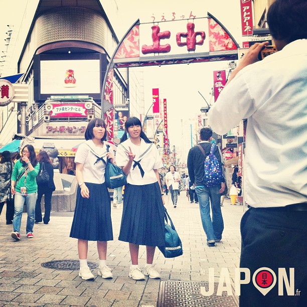 On dit : « Cheese » ! Collégiennes en voyage scolaire à Tokyo !