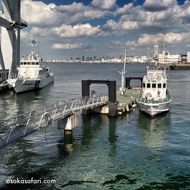 Petits bateaux dans le port d’Osaka