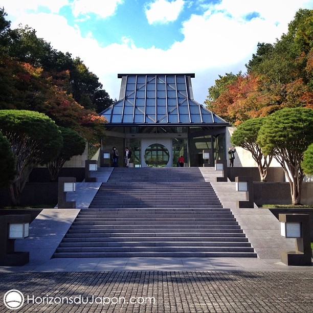 L’entrée du Musée Miho qui rappelle la silhouette des fermes au toit de chaume