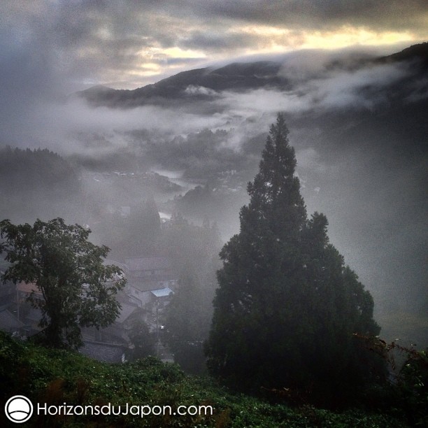 Brume matinale dans la région de Gokayama