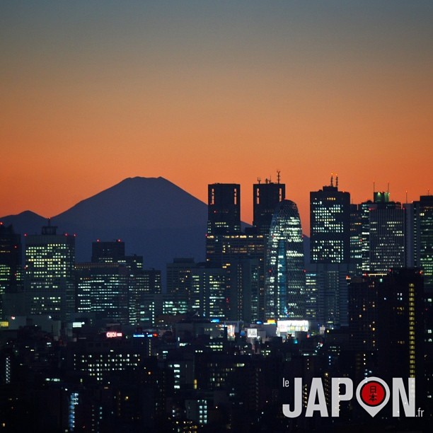 #fujireport : superbe visibilité du Fuji hier soir en fond de Shinjuku. Ce coup-ci j’avais pris autre chose que l’iPhone pour la photo