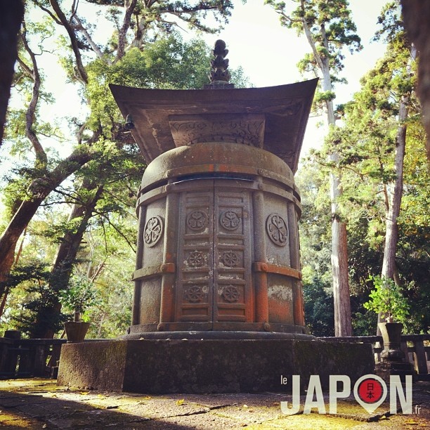 À Shizuoka se trouve la « vraie » tombe de Ieyasu Tokugawa ! Ici sont ses cendres, alors que Nikko a son âme !
