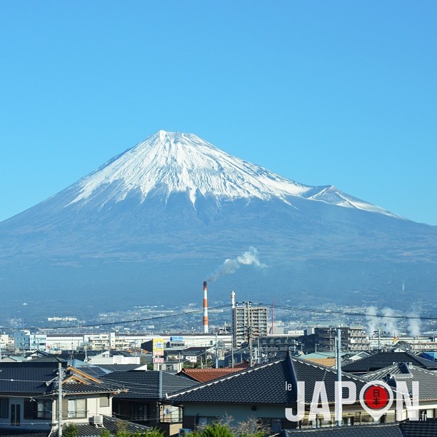 #fujireport : comme @tunimaal13 je vais de bon matin travailler… Jolie vue du Fuji depuis le Shinkansen :)