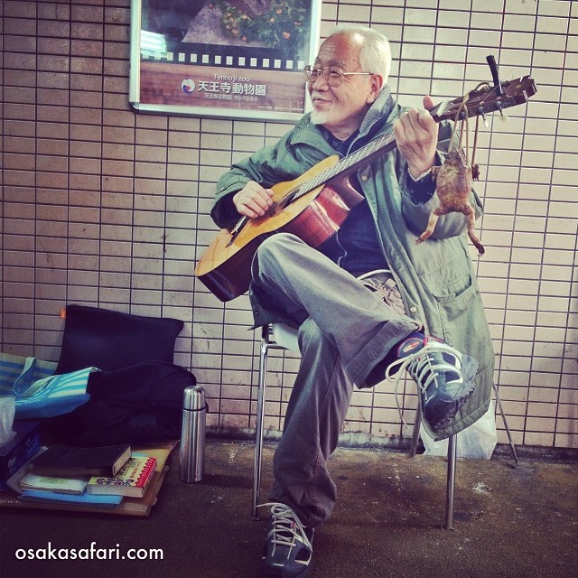 Le guitariste au crapaud de Shin-Sekai