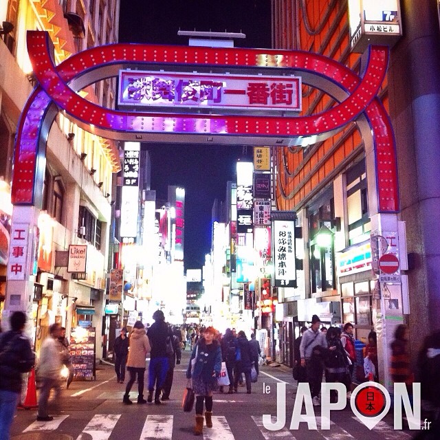 Kabukicho Ichibangai a retrouvé son portique ! Tout nouveau, trop beau, trop haut, trop plastique… Il a perdu son authenticité et sa patine du temps… Dommage :/