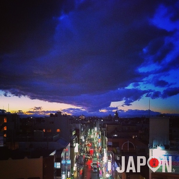 Il y avait un nuage au-dessus de mon quartier ce soir ! Bonne nuit ;)