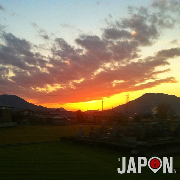 Je continue sur la thématique montagnes/nuages avec un coucher de soleil à Shikoku