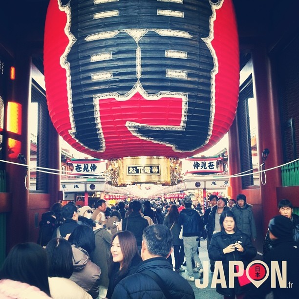 La lanterne géante de la porte Kaminarimon du temple Sensoji à Asakusa à été refaite à neuf ! Toute belle, toute propre :)