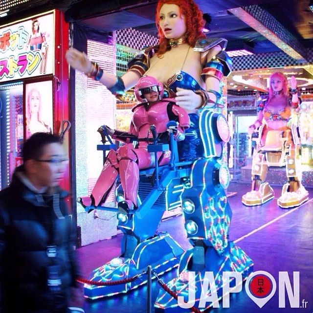 Robot Shinjuku est de retour et ça pique encore plus les yeux ! Ô_o