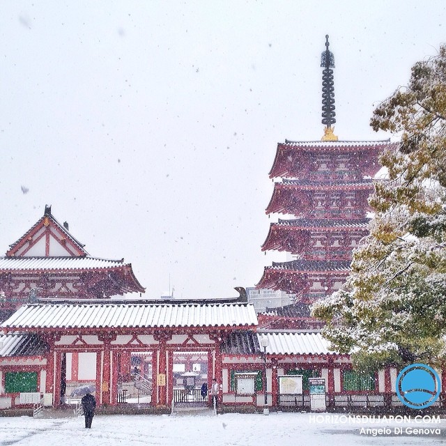 Temple bouddhiste sous la neige à Osaka