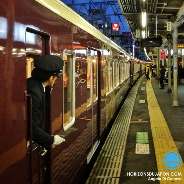 Sur les quais de la compagnie Hankyu