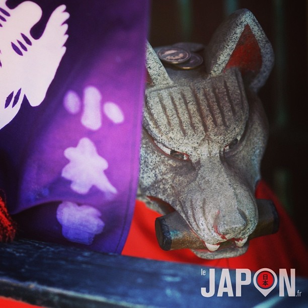 Sanctuaire dédié au dieu Inari (renard messager des dieux et dieux du commerce) en plein Tokyo