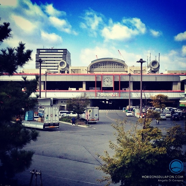 Vue au loin sur le marché central d’Osaka (le Tsukiji d’ici)