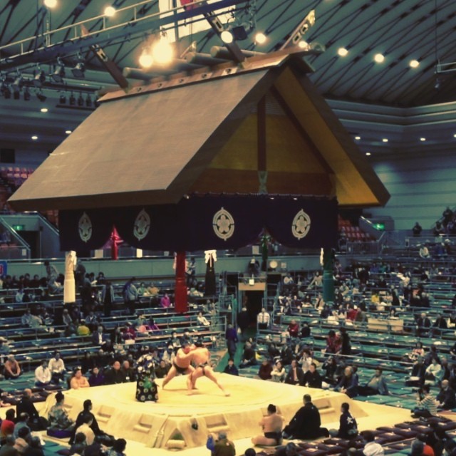 Un combat de sumo dans le calme du début d’après-midi à Osaka