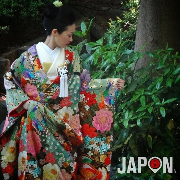 Magnifique kimono de mariage qui change du blanc ! Séance photo en plein Happoen