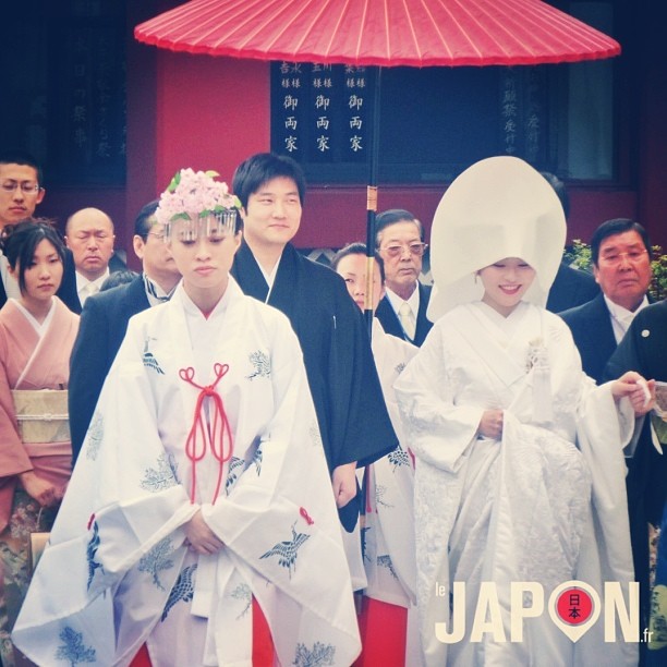 Mariage traditionnel japonais. Les mariés ont le sourire, c’est déjà ça ;)