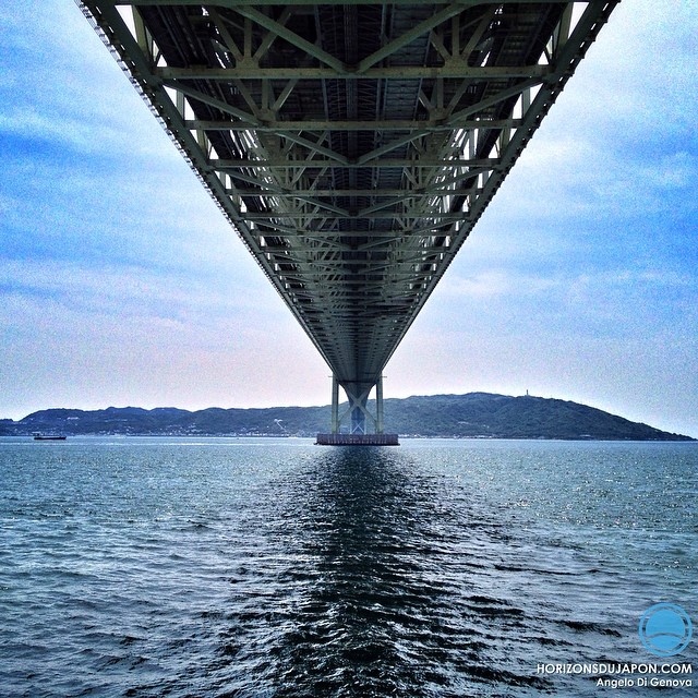 Sous l’impressionnant pont Akashi Kaikyo