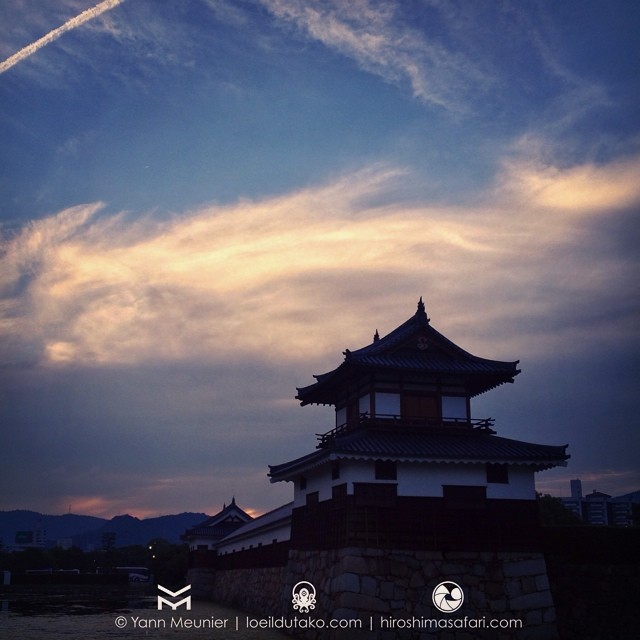 Le soleil se couche sur les douves du château de Hiroshima.