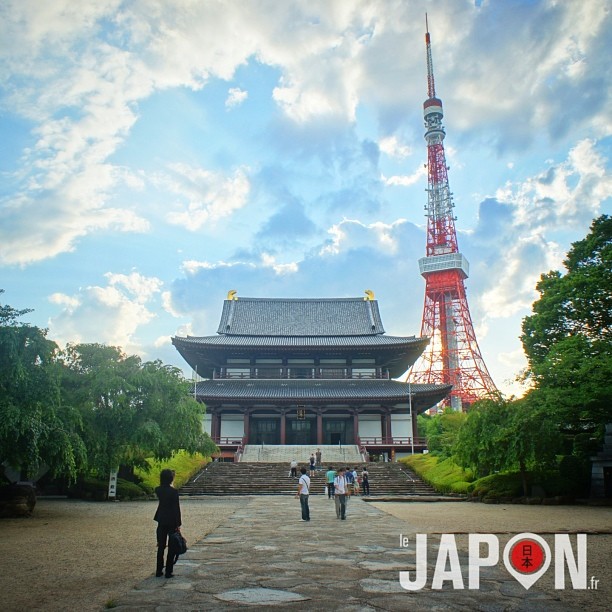 Toujours sympa de traverser le Temple Zojoji avec la Tokyo Tower en fond :)