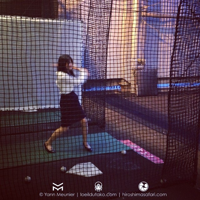 Une Office Lady se défoule au batting center :)