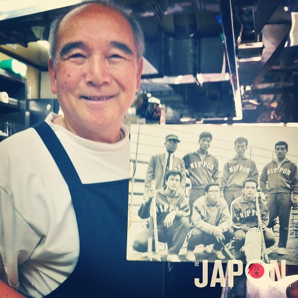 Yamaoka San faisait parti de l’équipe japonaise de hockey aux JO de Tokyo en 1964, et il est impatient de voir de nouveau les JO à Tokyo en 2020 ! En attendant il me fait de bons Okonomiyaki Hiroshimafu ; )