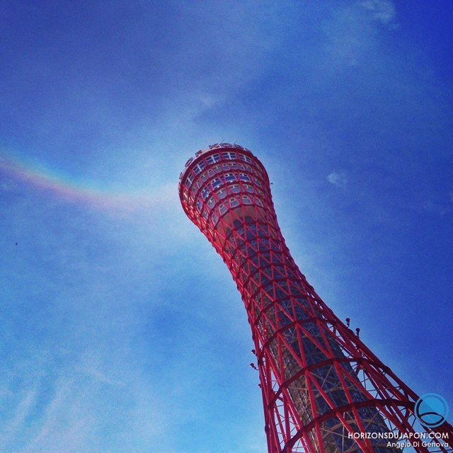 Une vague colorée au dessus de la Kobe Tower