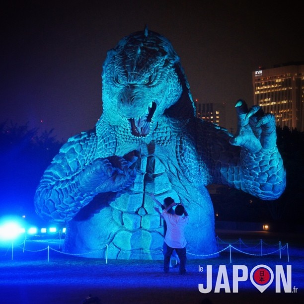 Un Godzilla de 18m (de long) attaque Tokyo tous les soir jusqu’à fin Août !
