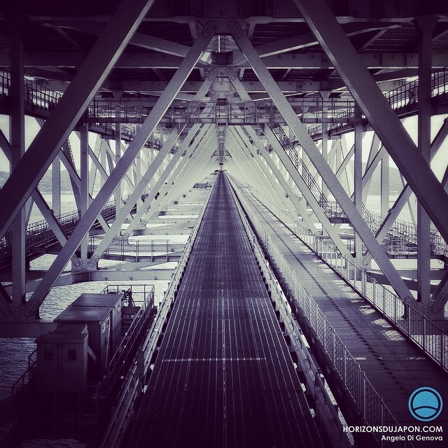 Dans le corps de métal du pont Akashi Kaikyo