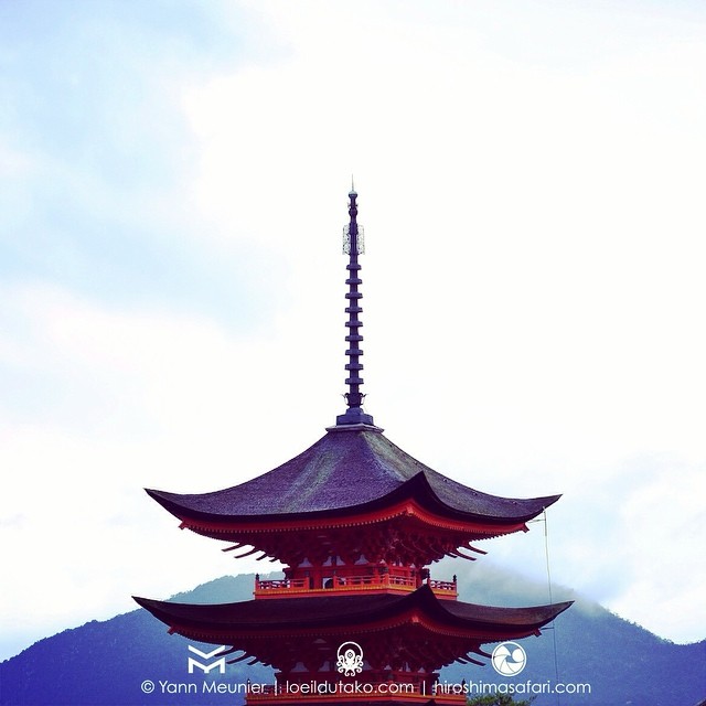 La pagode de Miyajima dans les nuages.