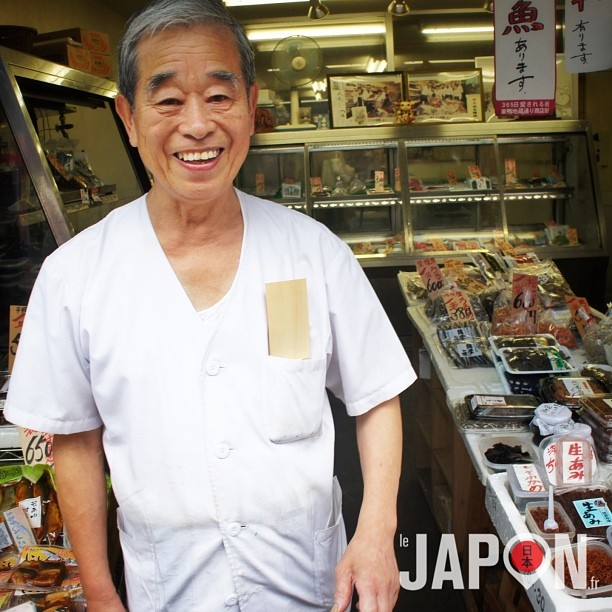 Shibasaki San ressemble à un acteur et s’avère très généreux pour faire déguster ses sauterelles grillées ! :D